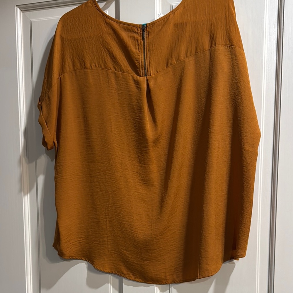 Woman’s Top - Picture 2 of 8